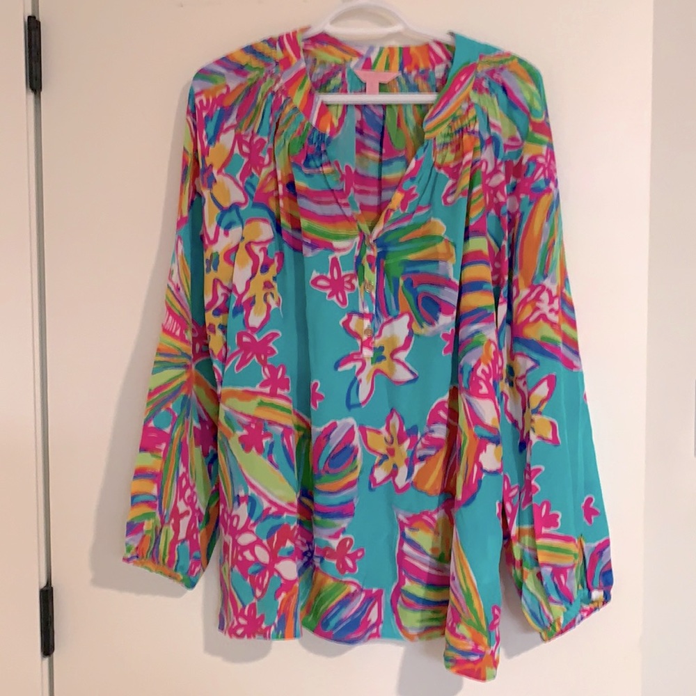 Lilly Pulitzer! Colorful pilgrim blouse with beautiful details and puff sleeves